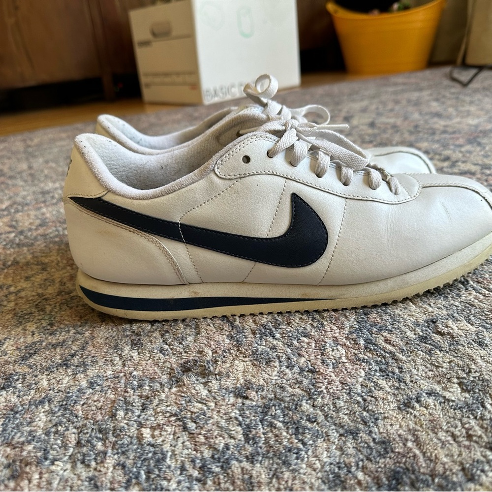 Nike Men's White and navy blue Cortez
